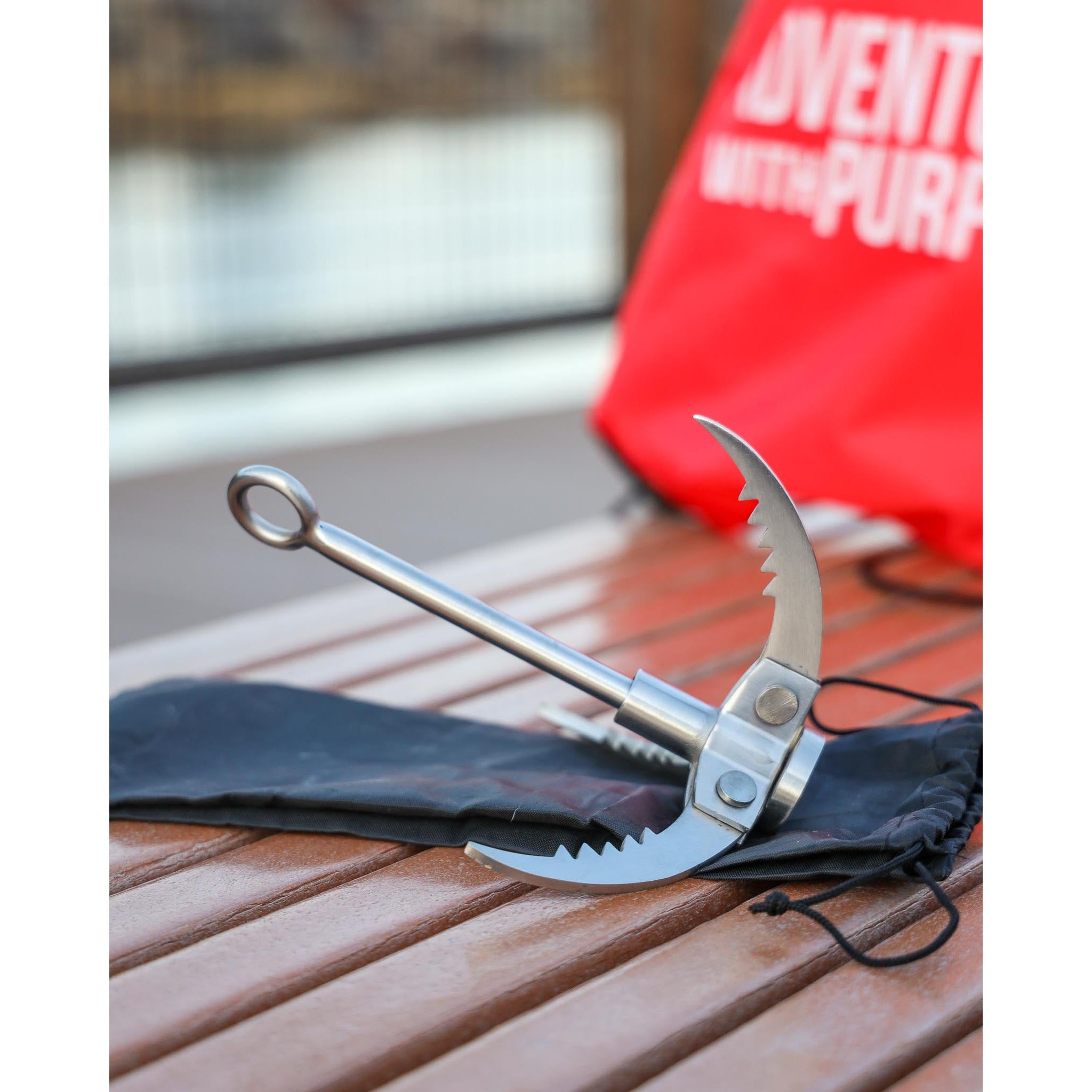 FOLDABLE GRAPPLING HOOK WITH SAWTOOTH PRONGS